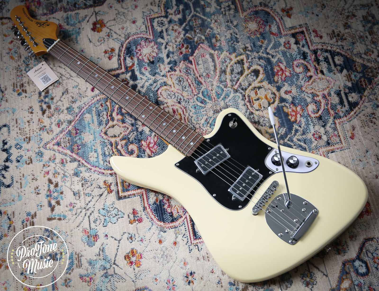 Aria 1532 Retro Vintage White - ProTone Music Limited