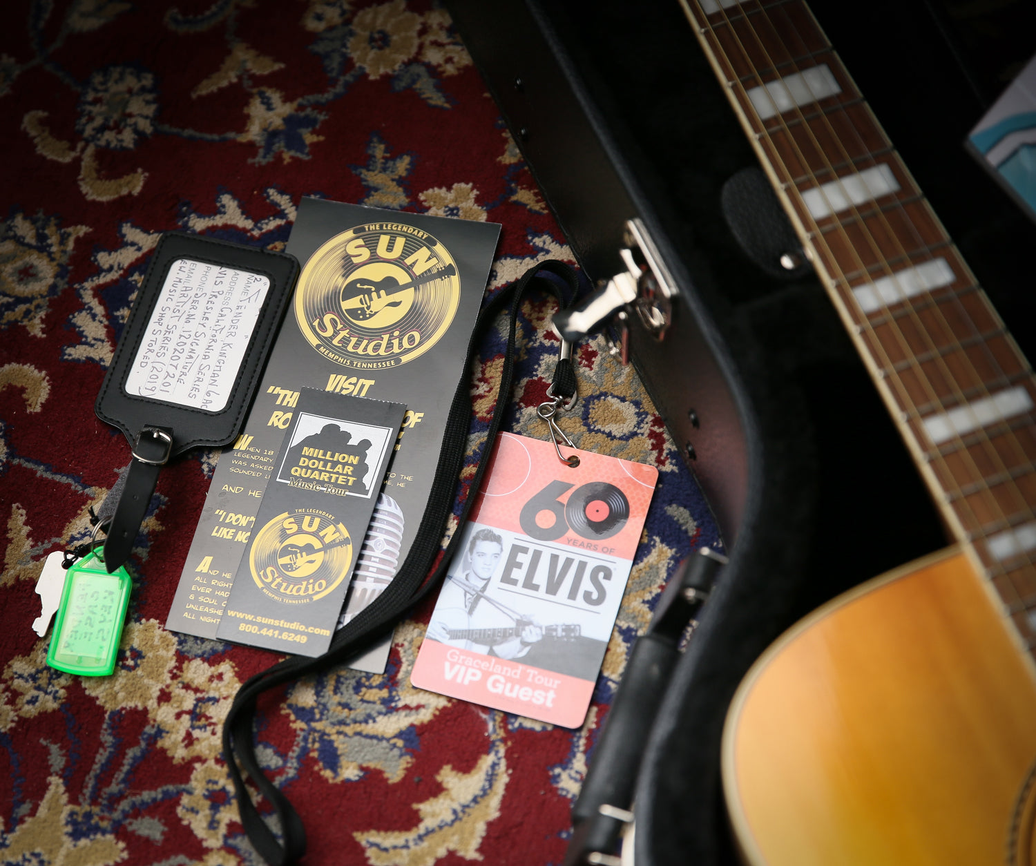 希少美品　Fender Elvis Presley Kingman ケース付き 希少美品 Fender Elvis Presley Kingman ケース付き - メルカリ