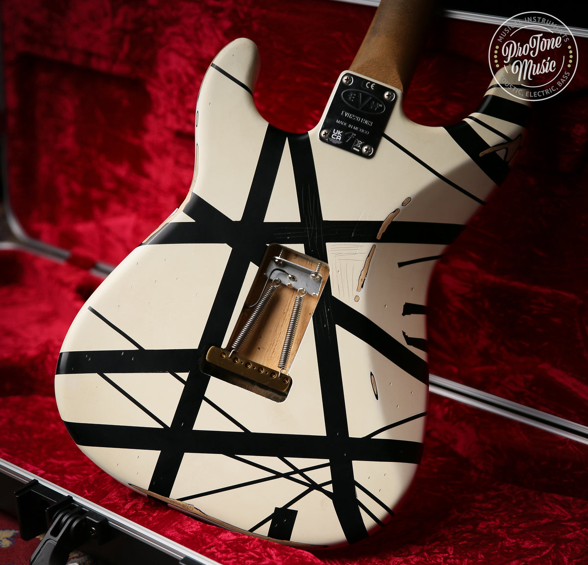 EVH Striped Series 78&#39; Eruption Black &amp; White
